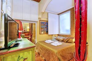 ローマにあるPantheon charming apartmentのベッドルーム1室(ベッド1台、テレビ、窓付)