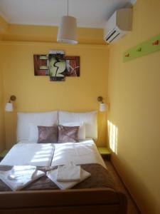 Posteľ alebo postele v izbe v ubytovaní Szinva Apartman Miskolc