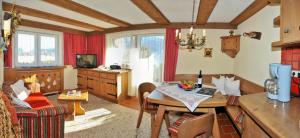 eine Küche mit einem Tisch und einem Esszimmer in der Unterkunft Haus Salzburg in Seefeld in Tirol