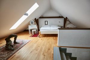 1 dormitorio en el ático con 1 cama y 1 alfombra en Apartman atelier Paral, en Český Krumlov