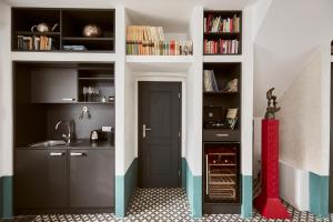 una cocina con un pasillo con una puerta y estanterías en Apartman atelier Paral, en Český Krumlov