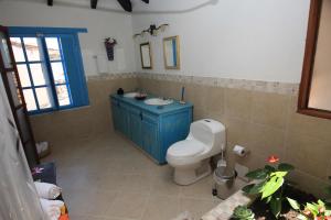 ビージャ・デ・レイバにあるCasa Azul Leyvaのバスルーム(トイレ付)、青いキャビネットが備わります。 +34枚の写真