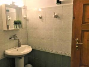 Een badkamer bij "Tipografov" Guest House