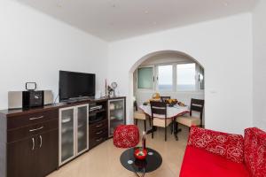- un salon avec un canapé, une télévision et une table dans l'établissement Apartment Marko Dubrovnik, à Dubrovnik