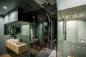 Un baño con ducha de cristal y lavabo. en Laurear Guest House, en Oporto 54 fotos más