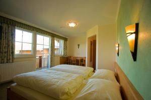 a bedroom with two beds and a window at Pension Oberhorner in Schladming