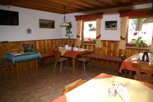 Reštaurácia alebo iné gastronomické zariadenie v ubytovaní Pension Oberhorner