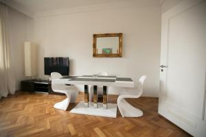 - une table et des chaises blanches dans la chambre dans l'établissement Palazzo am Dom, à Ratisbonne