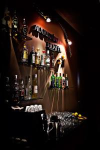 Eine Bar mit einem Haufen Flaschen an der Wand. in der Unterkunft Krechowiak in Augustów