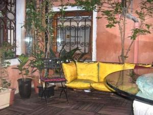 ヴェネツィアにあるLuxury apartment on the Grand Canalの黄色いソファーと椅子