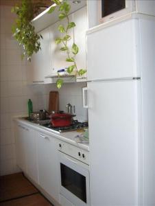 ヴェネツィアにあるLuxury apartment on the Grand Canalのキッチン(白いキャビネット、白い冷蔵庫付)