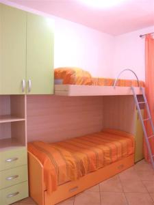 サン・ヴィート・ロ・カーポにあるBluvacanze Appartamento Matteo P1°のはしご付きの部屋の二段ベッド2台