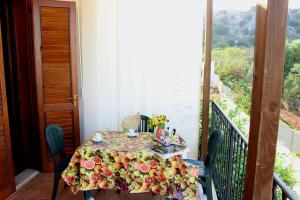 サン・ヴィート・ロ・カーポにあるBluvacanze Appartamento Matteo P1°の花の咲くバルコニーにテーブル