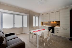 Kuchyň nebo kuchyňský kout v ubytování Lake Como Apartments