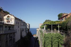 een uitzicht op de oceaan vanuit een stad met gebouwen bij I colori di Sorrento in Sorrento