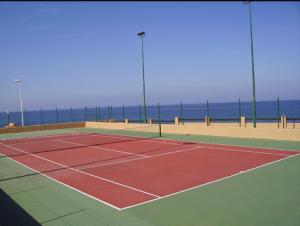 カステルサルドにあるLa Perla del Mareの海を背景にしたテニスコート