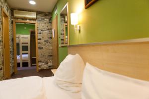 Łóżko lub łóżka w pokoju w obiekcie Hotel Vineyard Inn - Szőlőskert