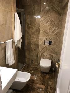 バレンシアにあるApartamentoS MARINA BEACHのバスルーム(トイレ、洗面台、シャワー付)