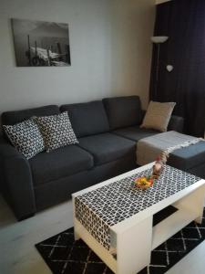 een woonkamer met een bank en een salontafel bij A lovely one-room apartment near the city centre. in Vaasa