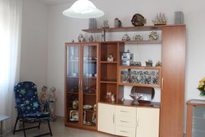 トッレ・スーダにあるCase Vacanza Rossellaの木製の本棚付きの部屋