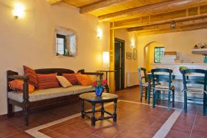 een woonkamer met een bank en een tafel bij Agathes Traditional Houses in Kástellos