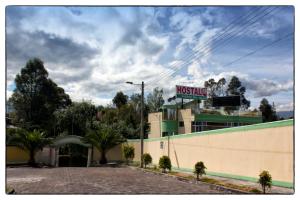 un edificio con un cartel enorme encima en Sueños del Valle, en Sangolquí