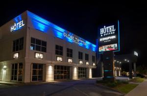 ドラモンビルにあるHotel & Suites Le Dauphin Drummondvilleの夜間に青い照明が点灯するホテルの建物
