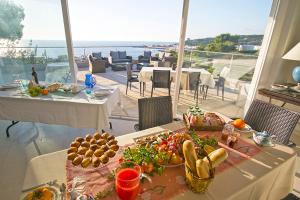 un tavolo con cibo sopra con vista sull'oceano di Cala D'Aspide a Santa Caterina di Nardò Altre 59 foto