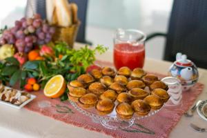 un piatto di pasticcini su un tavolo con frutta di Cala D'Aspide a Santa Caterina di Nardò