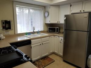 A kitchen or kitchenette at Lakeshore Cottage Coeur d Alene