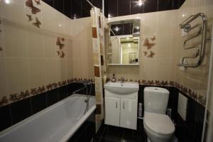 スィクティフカルにあるComfort Apartments Timanのバスルーム(トイレ、洗面台、バスタブ付)