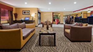 un vestíbulo de hotel con sofás y una mesa en Best Western - Saluki Inn, en Carbondale