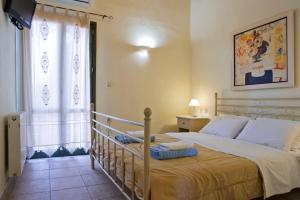 een slaapkamer met een groot bed en een raam bij Agathes Traditional Houses in Kástellos +76 foto's