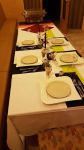 エーベルスヴァルデ・フィノーにあるHeegemühler-Hofの白いテーブル(皿、メガネ付)