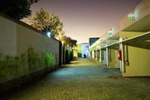 Una calle vacía por la noche con un edificio en Motel Vivre (Adult Only), en São Paulo