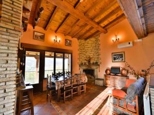 sala de estar con mesa y chimenea en Casa Rural Apartamento Las Malpicas, en Navaconcejo