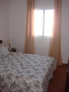 Un pat sau paturi într-o cameră la Alcudia Smir 3 chambres