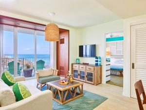 un soggiorno con divano e tavolo di Margaritaville Hollywood Beach Resort a Hollywood