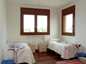 エル・カンページョにあるVilla Ribera Altaの2ベッド 2窓付きの部屋