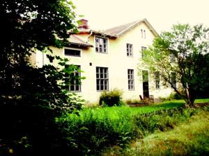 a large white house with a yard with trees at Baggå Skola BnB & Café in Skinnskatteberg