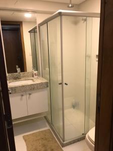 uma casa de banho com um chuveiro, um lavatório e um WC. em Barra Grande Exclusive Residence em Barra Grande