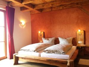 Un pat sau paturi într-o cameră la Fehrenbacherhof Naturgästehaus +18 fotografii