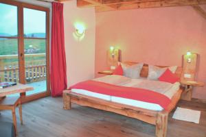 Ein Bett oder Betten in einem Zimmer der Unterkunft Fehrenbacherhof Naturgästehaus