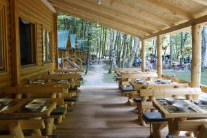 Restavracija oz. druge možnosti za prehrano v nastanitvi Waterfall Rafting Center