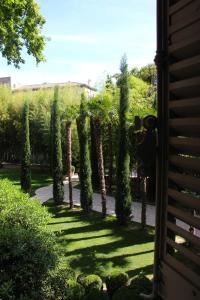 En trädgård utanför La Divine Comédie-Suites Deluxe