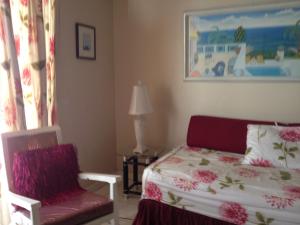 Montego Bay Club-Delux Seaside condo tesisinde bir odada yatak veya yataklar