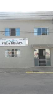 a white building with a sign that reads villa branca at Pousada Villa Branca - Petar (Apiaí-SP) in Apiaí