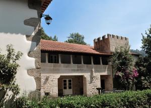 una casa de piedra con una chimenea encima en Quinta de Albergaria, en Facha