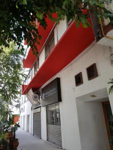 budynek z czerwonym dachem i garażem w obiekcie Hotel Posada Greco American Embassy w mieście Meksyk