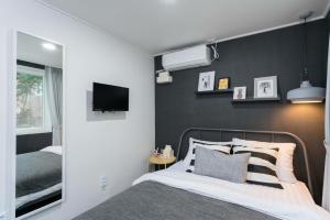 Postel nebo postele na pokoji v ubytování neat house hongdae